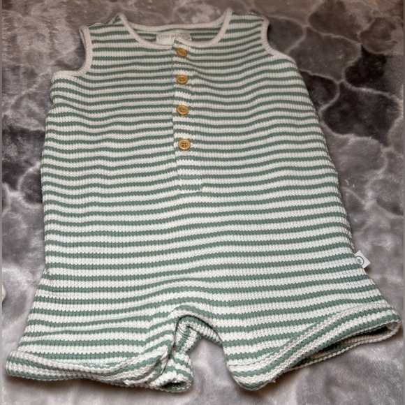 Little Planet by Carter's Baby Girls Sleeveless Bodysuit Bundle- Size 6M - Picture 5 of 6